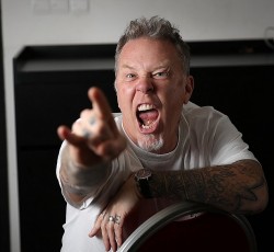 O James Hetfield στο τιμόνι υπό τους ήχους του "Αce Of Spades" (video)