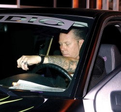 O James Hetfield στο βολάν υπό τους ήχους των Slayer