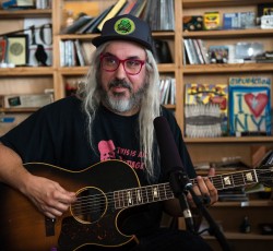 «10»: Η ζωή του J Mascis εκτός των Dinosaur Jr
