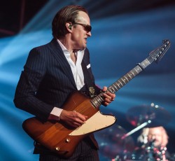 Ο Joe Bonamassa παίζει… heavy metal (video) 
