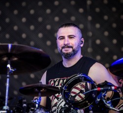 John Dolmayan: «Ίσως ήρθε η ώρα να αφήσουμε πίσω τις μαλ@@ες και τα τεράστια εγώ μας»