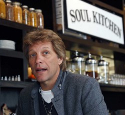 Ο Bon Jovi μοιράζει δωρεάν γεύματα στα θύματα του «λουκέτου» του Donald Trump 