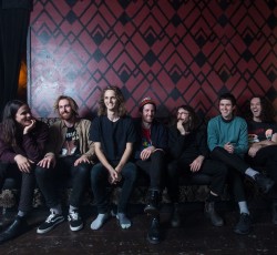 Οι King Gizzard & The Lizard Wizard πίνουν… βενζίνη 