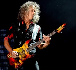 O Kirk Hammett στην σκηνή των UFO