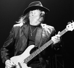 «‘Εφυγε» ο μπασίστας των Lynyrd Skynyrd και .38 Special, Larry Junstrom