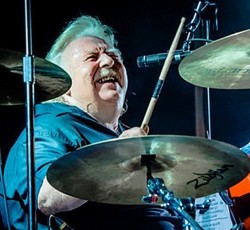 Ο Lee Kerslake λαμβάνει τους πλατινένιους δίσκους και την αναγνώριση του Ozzy 