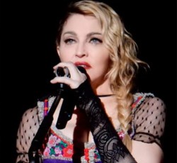 «Δεν θα σταματήσω να παίζω μουσική για να ικανοποιήσω την πολιτική ατζέντα κάποιου…» 