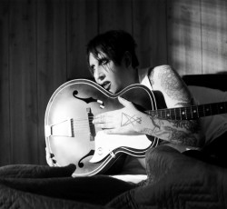 O Marilyn Manson διασκευάζει το παραδοσιακό "God’s Gonna Cut You Down" 