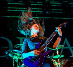 «Χωρίζουν οι δρόμοι» των Delain με την κιθαρίστρια Merel Bechtold