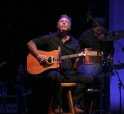 Ένα ακουστικό "Enter Sandman" από τους Metallica 