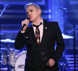 Ο Morrissey υπογράφει δίσκους άλλων καλλιτεχνών και τους ...πουλάει σε συναυλίες του