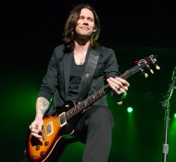 O Myles Kennedy με… την κιθάρα του Jeff Buckley 