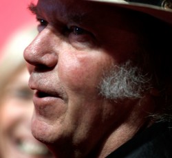 O Neil Young ανακοινώνει νέο ντοκιμαντέρ 