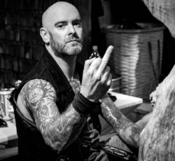 Ο frontman των Primordial με φανέλα του …ΠΑΟΚ 
