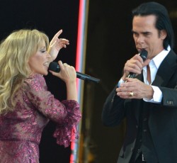 O Nick Cave στην σκηνή της Kylie Minogue