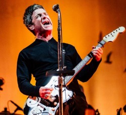 O Noel Gallagher μαζεύει υπογραφές για… διάλυση των Foo Fighters