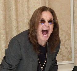 H εγγονή του Ozzy ροκάρει με το "Crazy Train" 