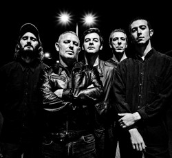 "Απέναντι": Ακούστε το νέο κομμάτι του Παύλου Παυλίδη με τους B-Movies 