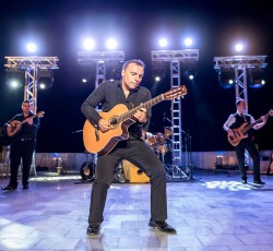 Ο Παύλος Σιμτικίδης (Pavlo) έρχεται με πολλούς καλεσμένους για μια συναυλία στην Καστοριά 