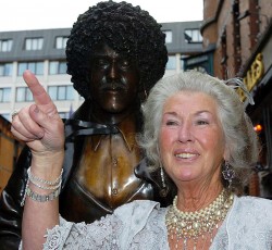 Πέθανε η μητέρα του Phil Lynott, συγγραφέας Philomena Lynott 