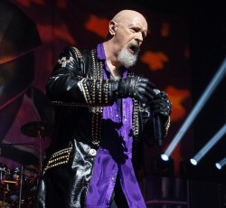 Μια αριστοτεχνική… κλοτσιά του Rob Halford σε κινητό fan 
