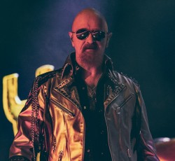 O Rob Halford τραγουδάει τα …κάλαντα 