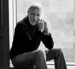 Συρία: O Roger Waters βοηθά μητέρα να ξανασμίξει με τα παιδιά της 