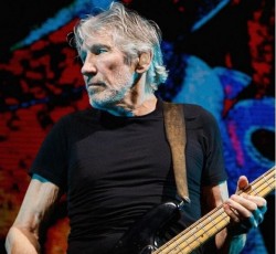 O Roger Waters παίζει το "Wish You Were Here" σε διαδήλωση υπέρ του Τζούλιαν Ασάνζ 