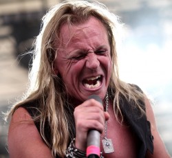 Ο Ronnie Atkins αποκαλύπτει την μάχη του με τον καρκίνο του πνεύμονα 