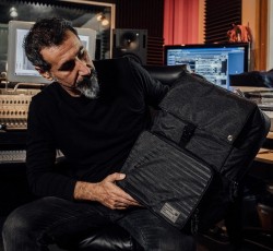 Ένα backpack με… ακυκλοφόρητη μουσική του Serj Tankian