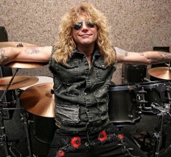 Αυτομαχαιρώθηκε ο Steven Adler…