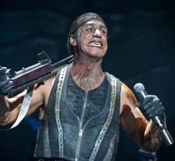 Ο Till Lindemann «σπάει στο ξύλο» θαμώνα πολυτελούς ξενοδοχείου