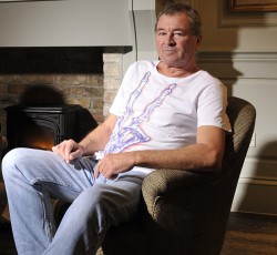 Tony Iommi και Ian Gillan παρακολουθούν ορχήστρα από την Αρμενία να εκτελεί το "She's Gone" 