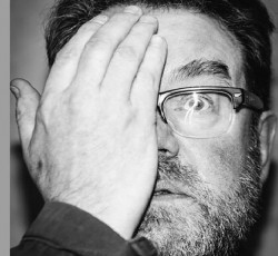 Πέθανε ο Vaughan Oliver, θρυλικός γραφίστας της 4AD records 