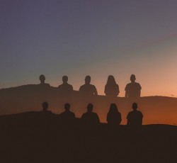 Ακούστε ολόκληρο το νέο άλμπουμ των we.own.the.sky