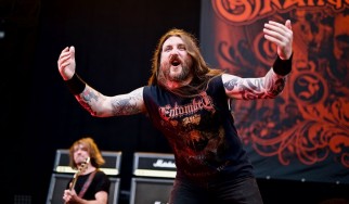 Ο frontman των Orange Goblin βγάζει τον ώμο fan μετά από… high five