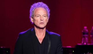 Ο Lindsey Buckingham χάνει τη φωνή του κατά τη διάρκεια χειρουργικής επέμβασης 