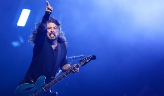 Ο Dave Grohl «κατεβάζει» μια μπύρα και -ξανα-πέφτει από την σκηνή