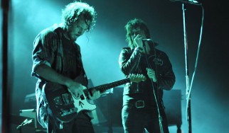 O Eddie Vedder στην σκηνή των Strokes