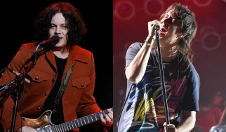O Julian Casablancas στην σκηνή του Jack White και των Raconteurs