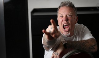 O James Hetfield στο τιμόνι υπό τους ήχους του "Αce Of Spades" (video)