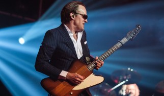 Ο Joe Bonamassa παίζει… heavy metal (video)