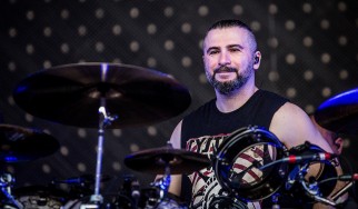 John Dolmayan: «Ίσως ήρθε η ώρα να αφήσουμε πίσω τις μαλ@@ες και τα τεράστια εγώ μας»
