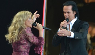O Nick Cave στην σκηνή της Kylie Minogue 