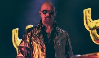 O Rob Halford τραγουδάει τα …κάλαντα