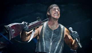Ο Till Lindemann «σπάει στο ξύλο» θαμώνα πολυτελούς ξενοδοχείου