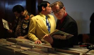 Τα βινύλια ξεπερνούν τις πωλήσεις των CDs!