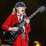 Angus Young: «Αυτά είναι το αγαπημένο μου και το χειρότερο τραγούδι των AC/DC αντίστοιχα»