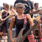 Εκατό μουσικοί διασκευάζουν AC/DC σε τροπικό νησί του Ινδικού Ωκεανού