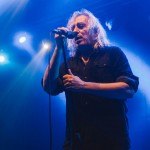 Γιάννης Αγγελάκας: «Ονειρεύοµαι να παίζω σε κόσµο, δεν έχω καµιά όρεξη να παίζω σε κάµερες...»